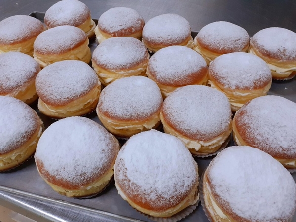 Berlinnerbollen met slagroom en jam