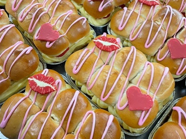 Brioche met room en aardbeien